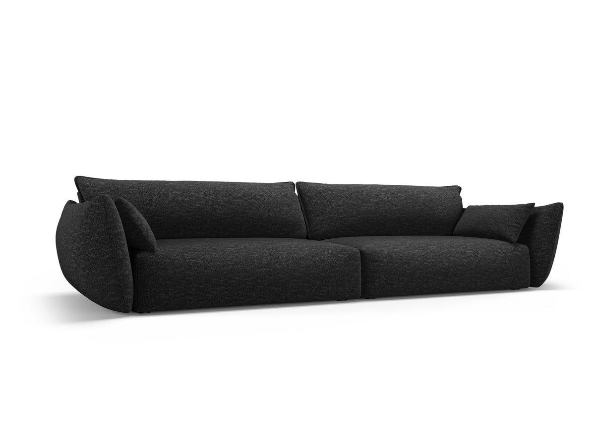 Sofa Matera, 4er Sofa mit Stoffbezug, geneigter Rückenlehne und schwarzen Kunststoffbeinen