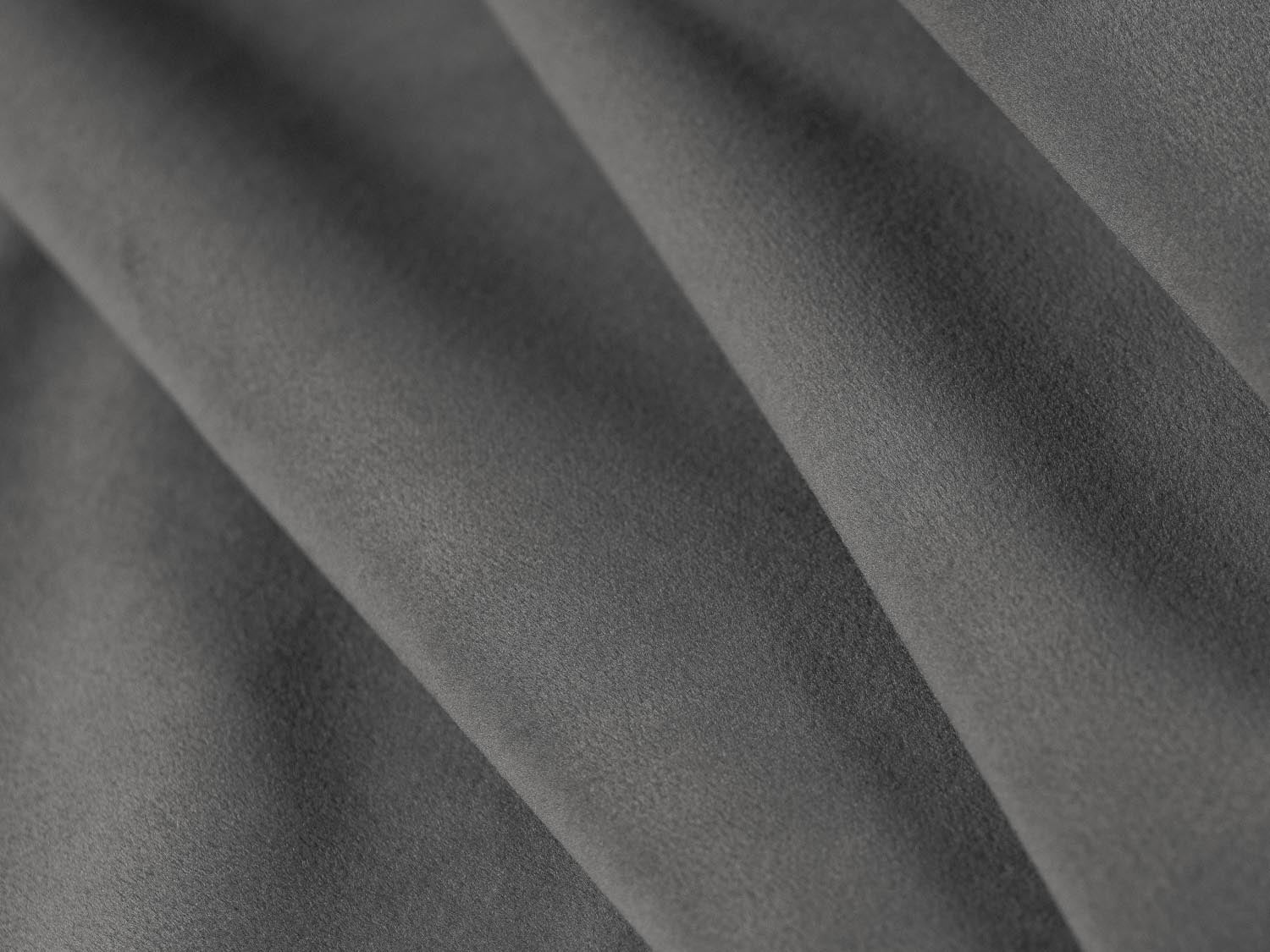 Arendal Velour Sofa 4 Sitzer in Warm grey präsentiert im Onlineshop von KAQTU Design AG. 4er Sofa ist von Cosmopolitan Design
