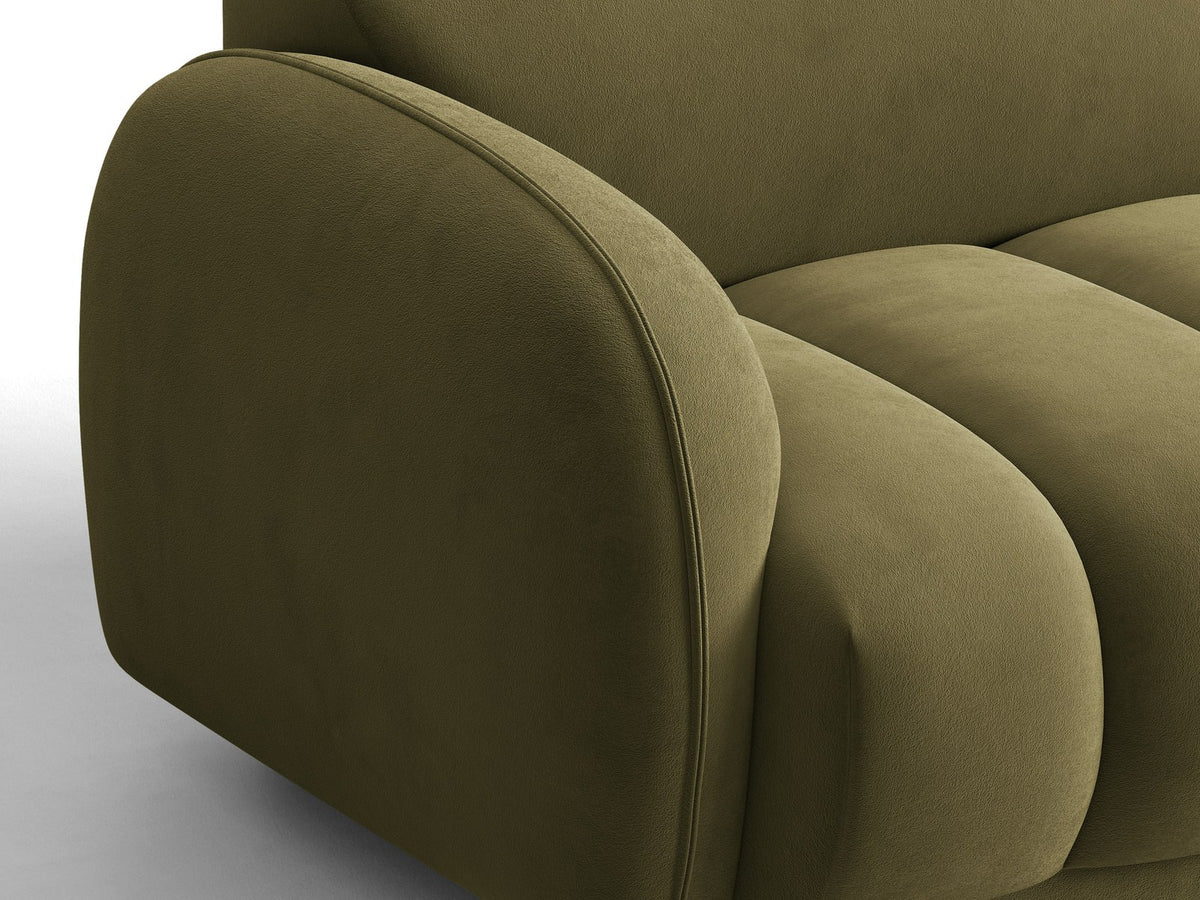 Vierersofa Bilbao mit hellbeigem Samtbezug, schwarzen Kunststoffbeinen und klarer, gerader Linienführung, fotografiert freistehend im Raum.