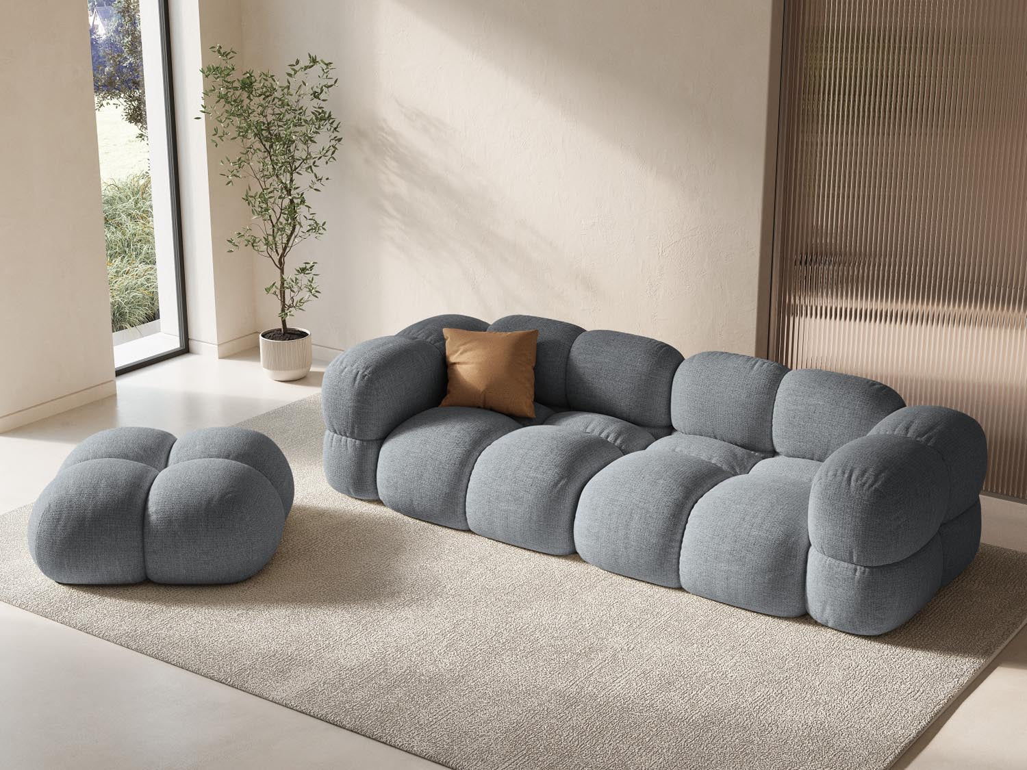 Elegantes Loretto 4-Sitzer Sofa in Grau, stilvoll inszeniert in modernem Wohnambiente, ideal für gemütliche Abende.