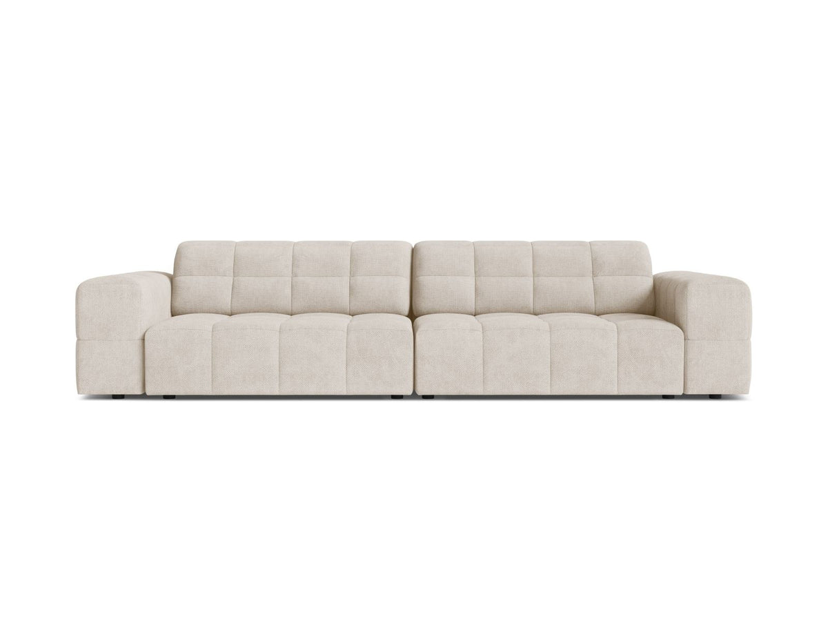 Beiges 4-Sitzer Sofa mit Chenille-Bezug, Massivholzrahmen und schwarzen Kunststoffbeinen, gerade Rückenlehne und breite Sitzfläche.