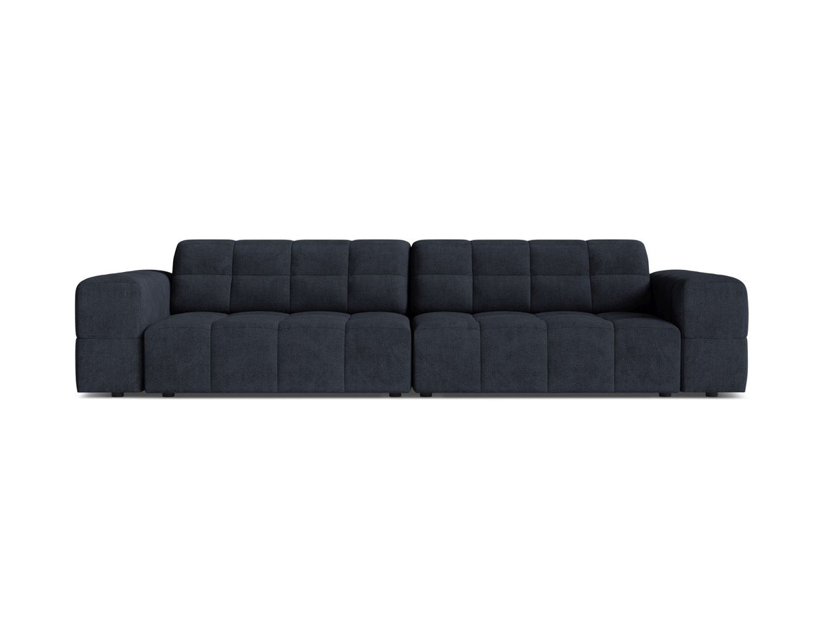 Beiges 4-Sitzer Sofa mit Chenille-Bezug, Massivholzrahmen und schwarzen Kunststoffbeinen, gerade Rückenlehne und breite Sitzfläche.