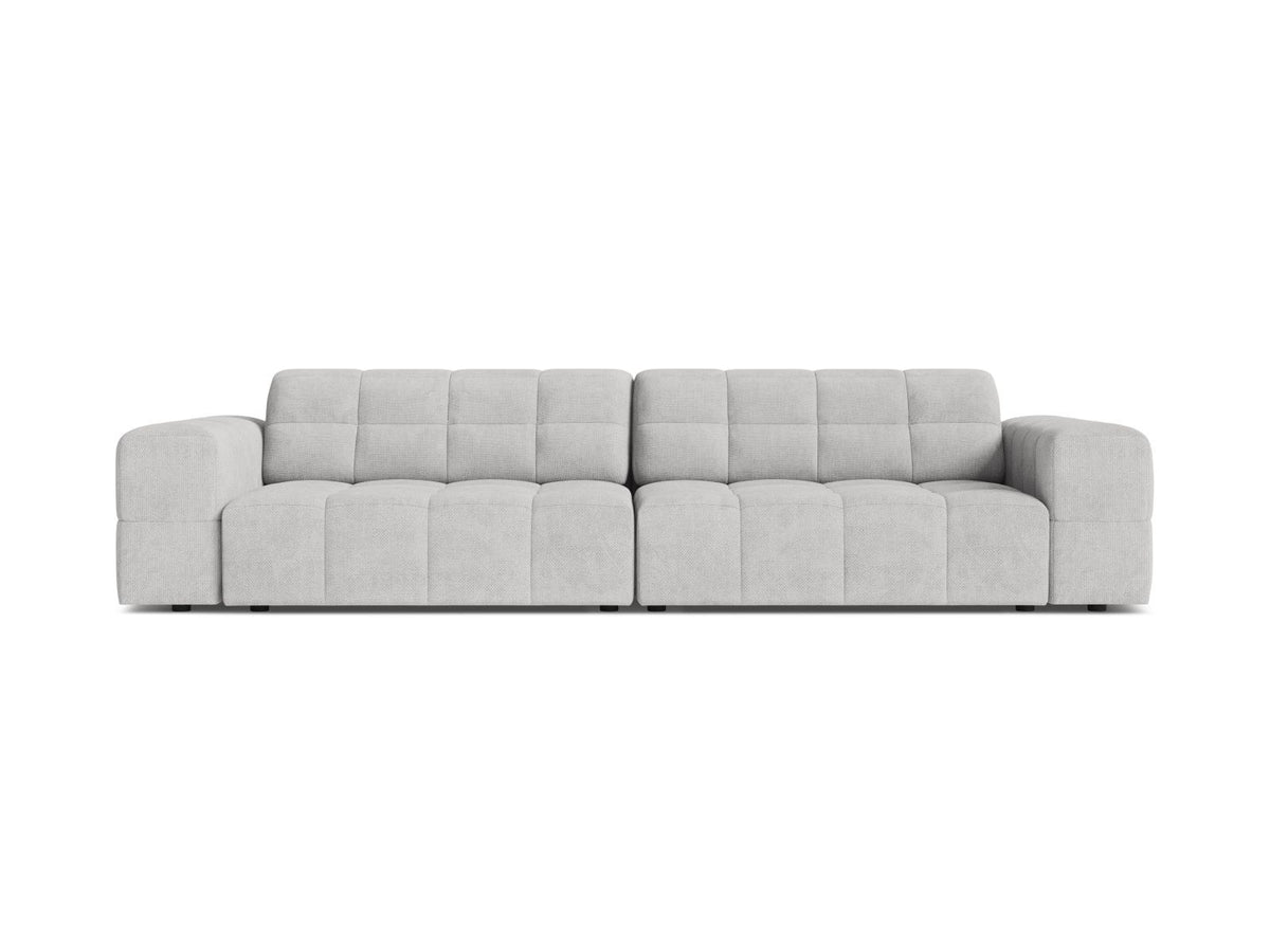 Beiges 4-Sitzer Sofa mit Chenille-Bezug, Massivholzrahmen und schwarzen Kunststoffbeinen, gerade Rückenlehne und breite Sitzfläche.