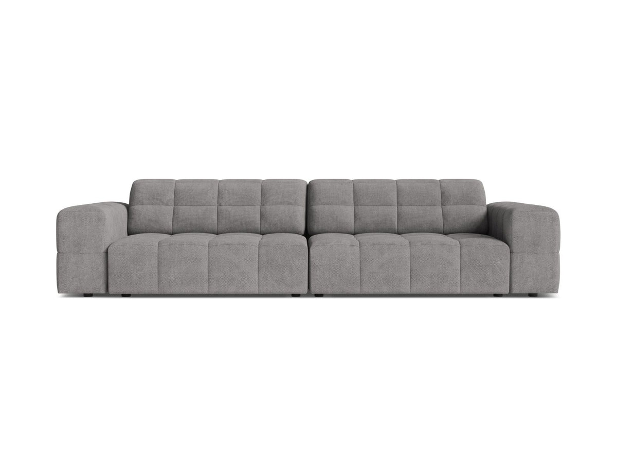 Beiges 4-Sitzer Sofa mit Chenille-Bezug, Massivholzrahmen und schwarzen Kunststoffbeinen, gerade Rückenlehne und breite Sitzfläche.