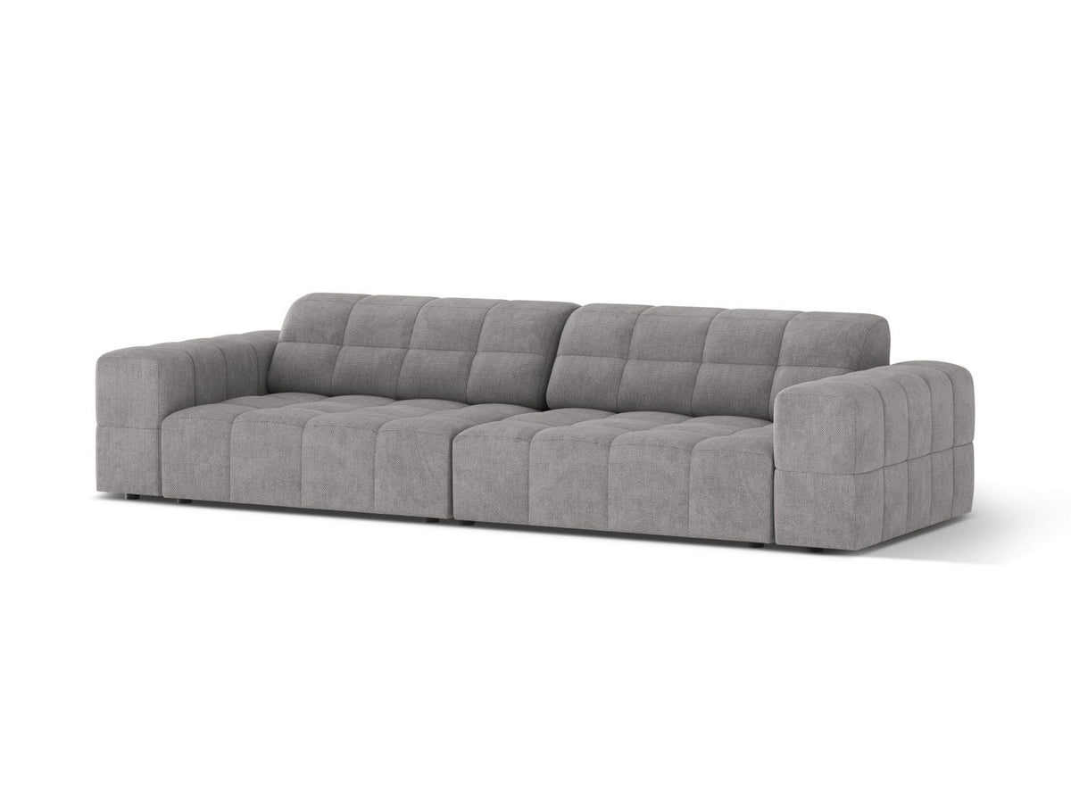 Beiges 4-Sitzer Sofa mit Chenille-Bezug, Massivholzrahmen und schwarzen Kunststoffbeinen, gerade Rückenlehne und breite Sitzfläche.