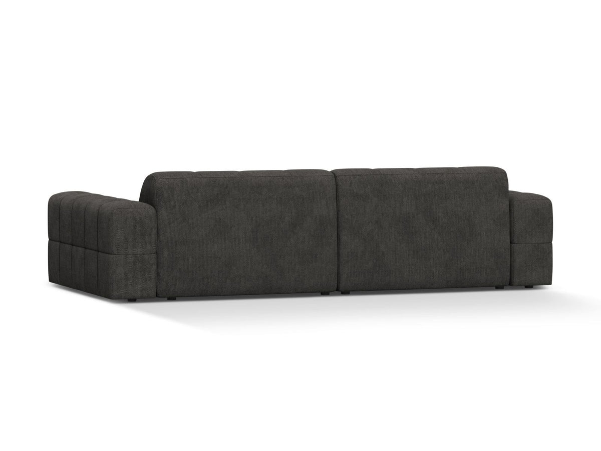 Beiges 4-Sitzer Sofa mit Chenille-Bezug, Massivholzrahmen und schwarzen Kunststoffbeinen, gerade Rückenlehne und breite Sitzfläche.