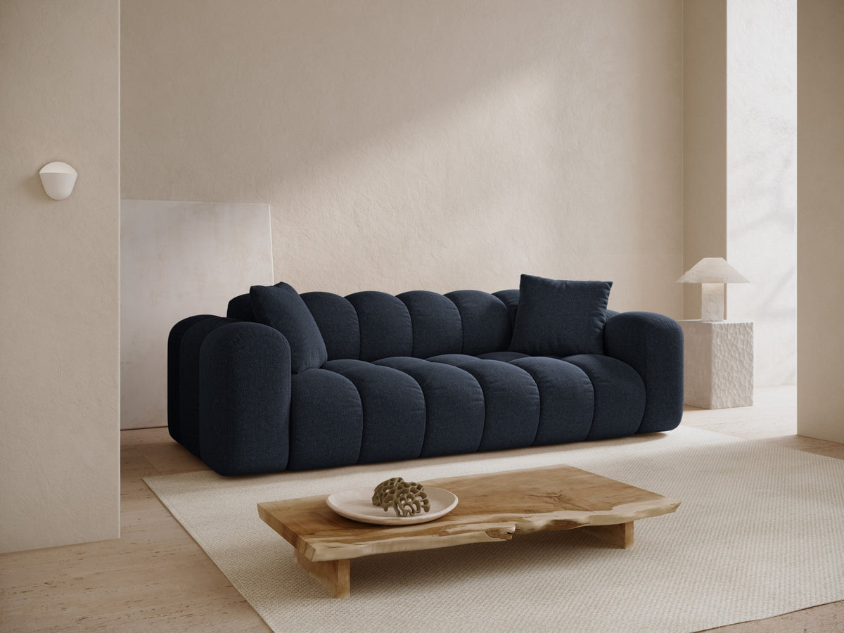 4er Sofa Treno mit gepolstertem Stoffbezug, niedriger Rückenlehne und schwarzen Beinen