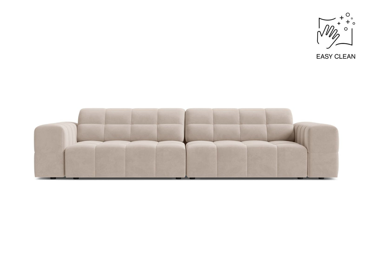 Beiges 4-Sitzer Sofa Chicago aus Samtstoff Venus mit schwarzen Kunststoffbeinen und leicht abgewinkelter Rückenlehne.