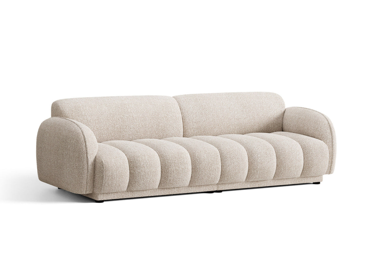 Beiges 4-Sitzer Sofa Bilbao mit Bouclé-Stoffbezug, Massivholzrahmen und schwarzen Kunststoffbeinen, Rückenlehne mit weicher Polsterung.