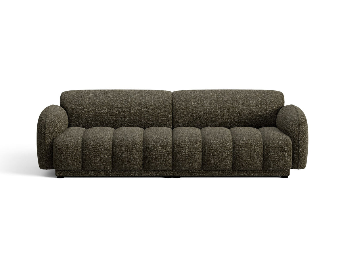 Beiges 4-Sitzer Sofa Bilbao mit Bouclé-Stoffbezug, Massivholzrahmen und schwarzen Kunststoffbeinen, Rückenlehne mit weicher Polsterung.