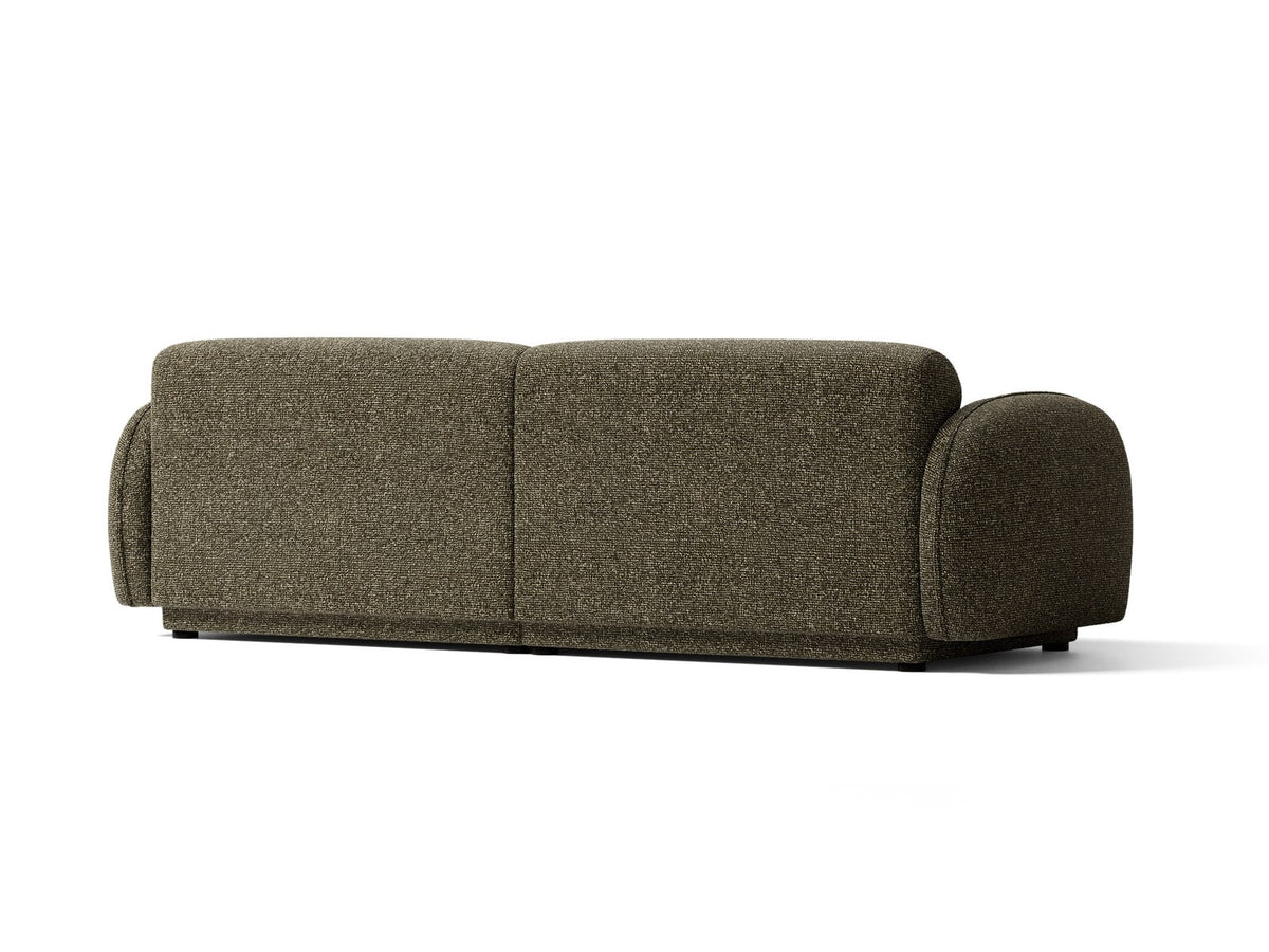 Beiges 4-Sitzer Sofa Bilbao mit Bouclé-Stoffbezug, Massivholzrahmen und schwarzen Kunststoffbeinen, Rückenlehne mit weicher Polsterung.