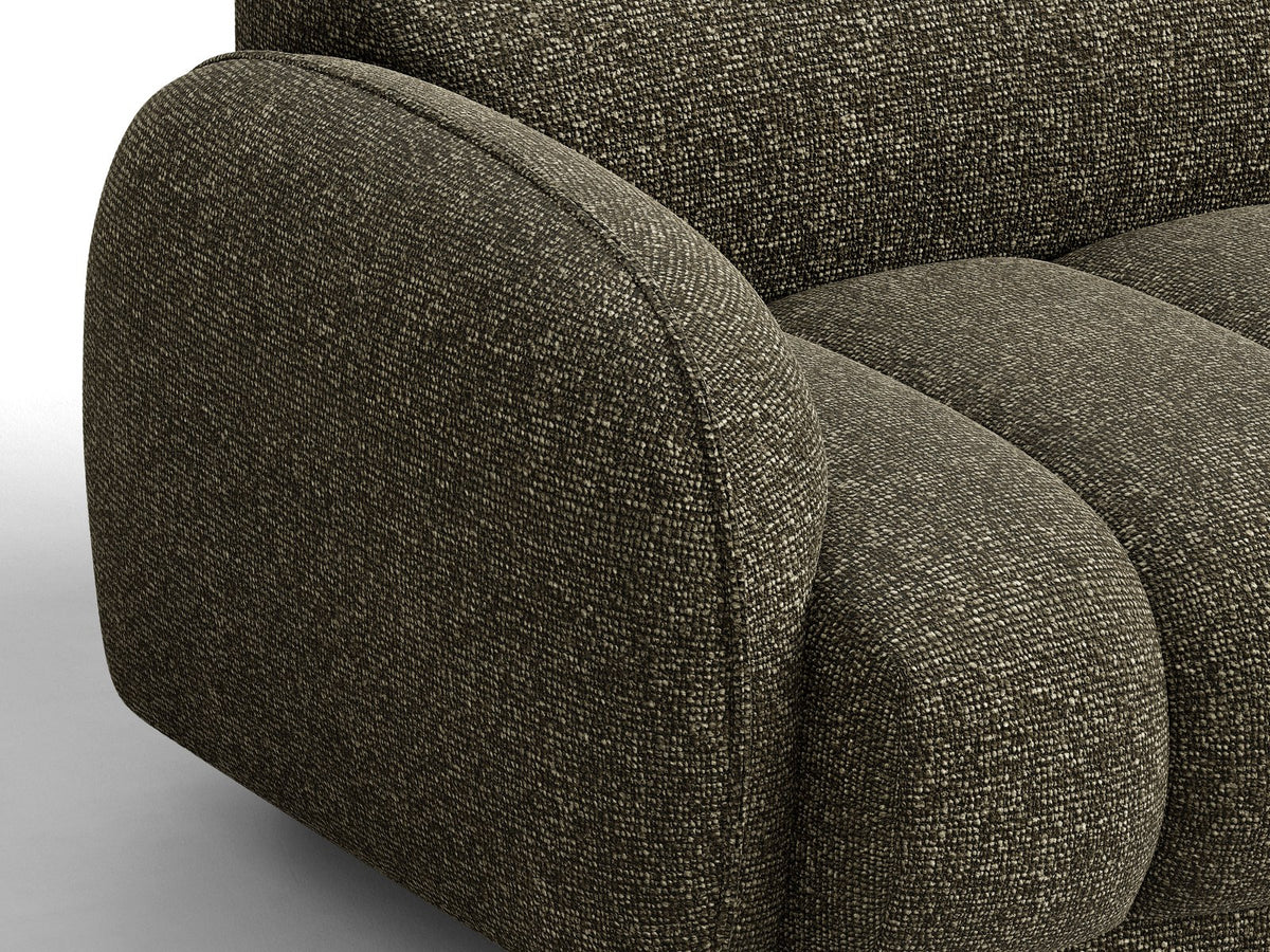 Beiges 4-Sitzer Sofa Bilbao mit Bouclé-Stoffbezug, Massivholzrahmen und schwarzen Kunststoffbeinen, Rückenlehne mit weicher Polsterung.