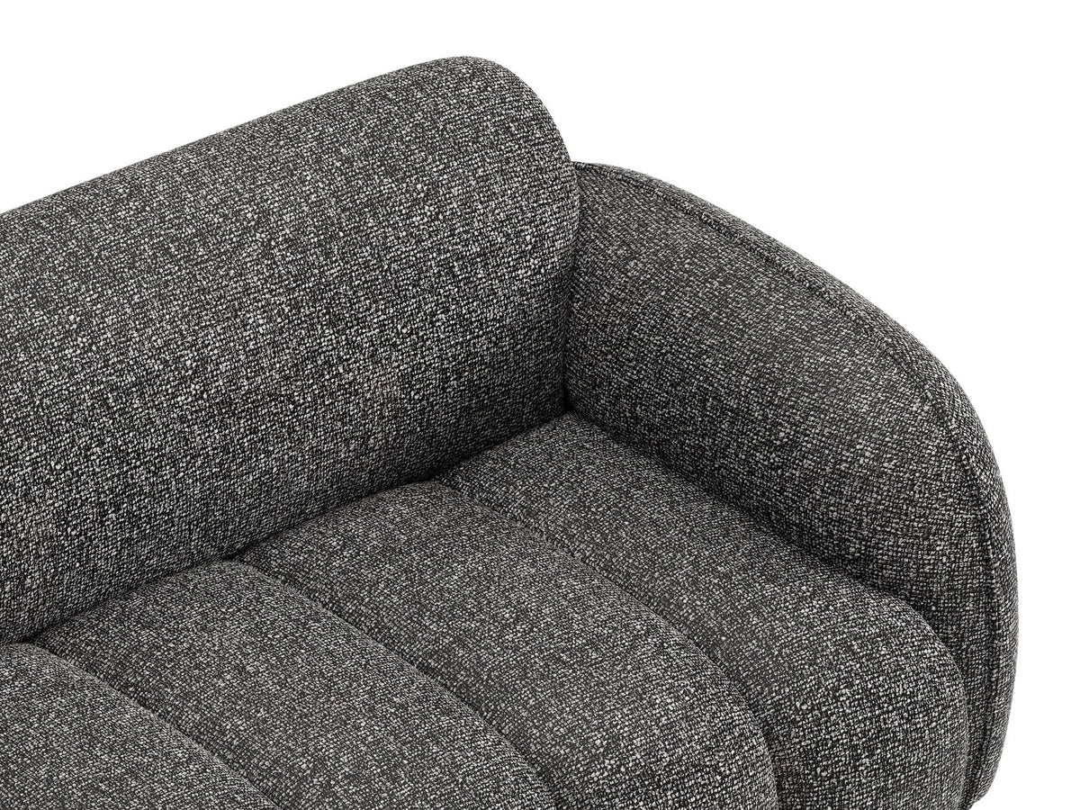 Beiges 4-Sitzer Sofa Bilbao mit Bouclé-Stoffbezug, Massivholzrahmen und schwarzen Kunststoffbeinen, Rückenlehne mit weicher Polsterung.