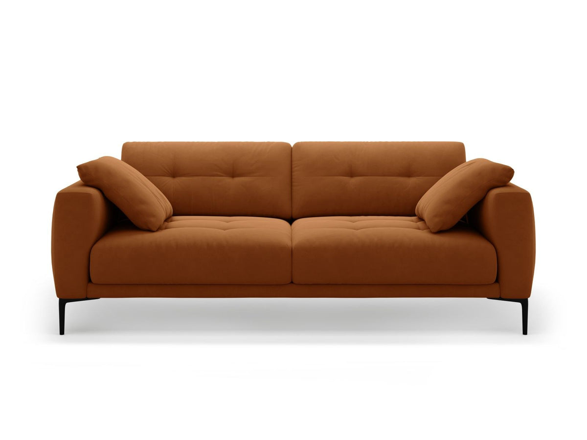 Beige Samt-Sofa Lazio mit 4 Sitzplätzen, Massivholzrahmen, Sitzpolster und schwarzen Metallbeinen, Frontalansicht im Wohnraum.