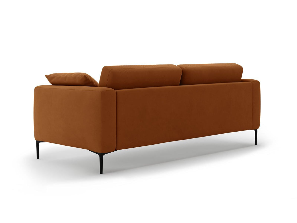 Beige Samt-Sofa Lazio mit 4 Sitzplätzen, Massivholzrahmen, Sitzpolster und schwarzen Metallbeinen, Frontalansicht im Wohnraum.