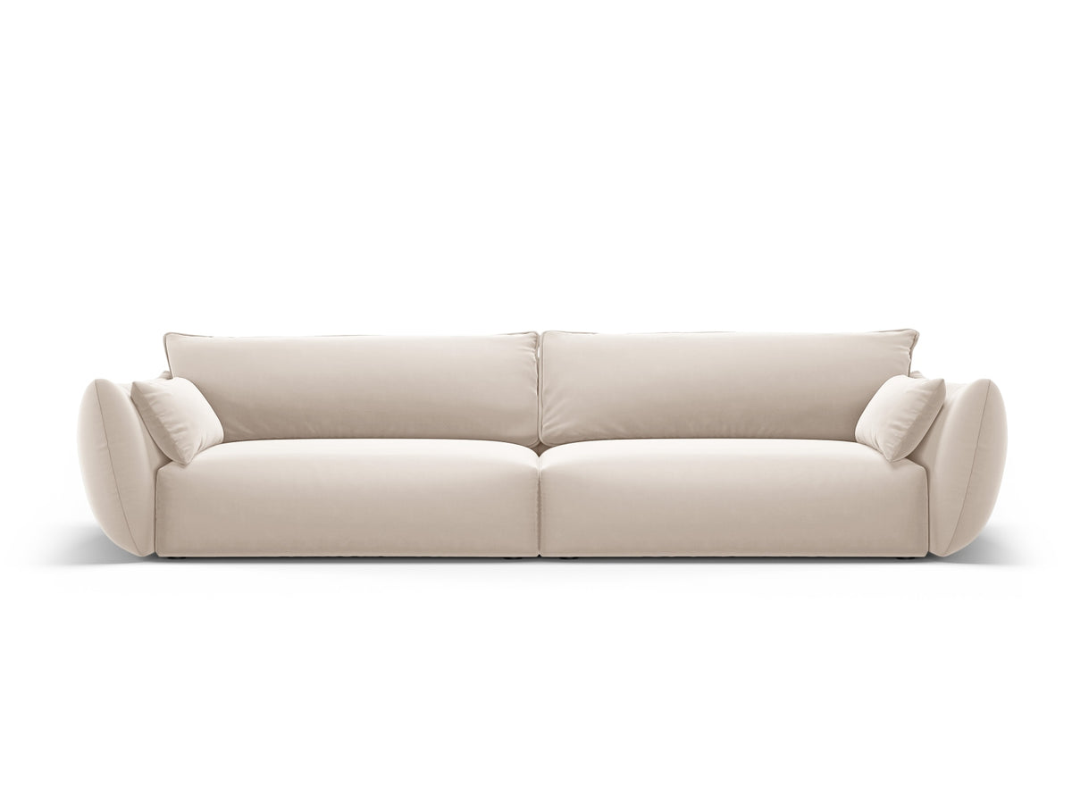 Sofa Matera, 4er Sofa mit Stoffbezug, geneigter Rückenlehne und schwarzen Kunststoffbeinen