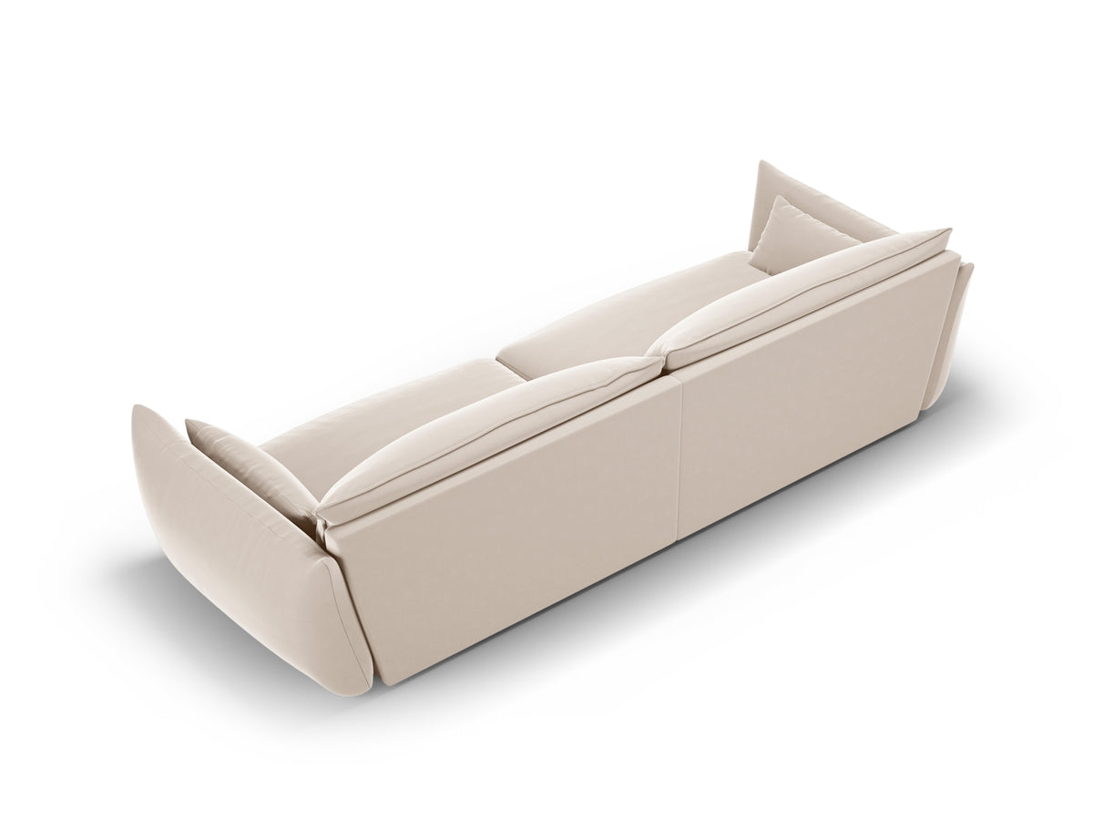 Sofa Matera, 4er Sofa mit Stoffbezug, geneigter Rückenlehne und schwarzen Kunststoffbeinen