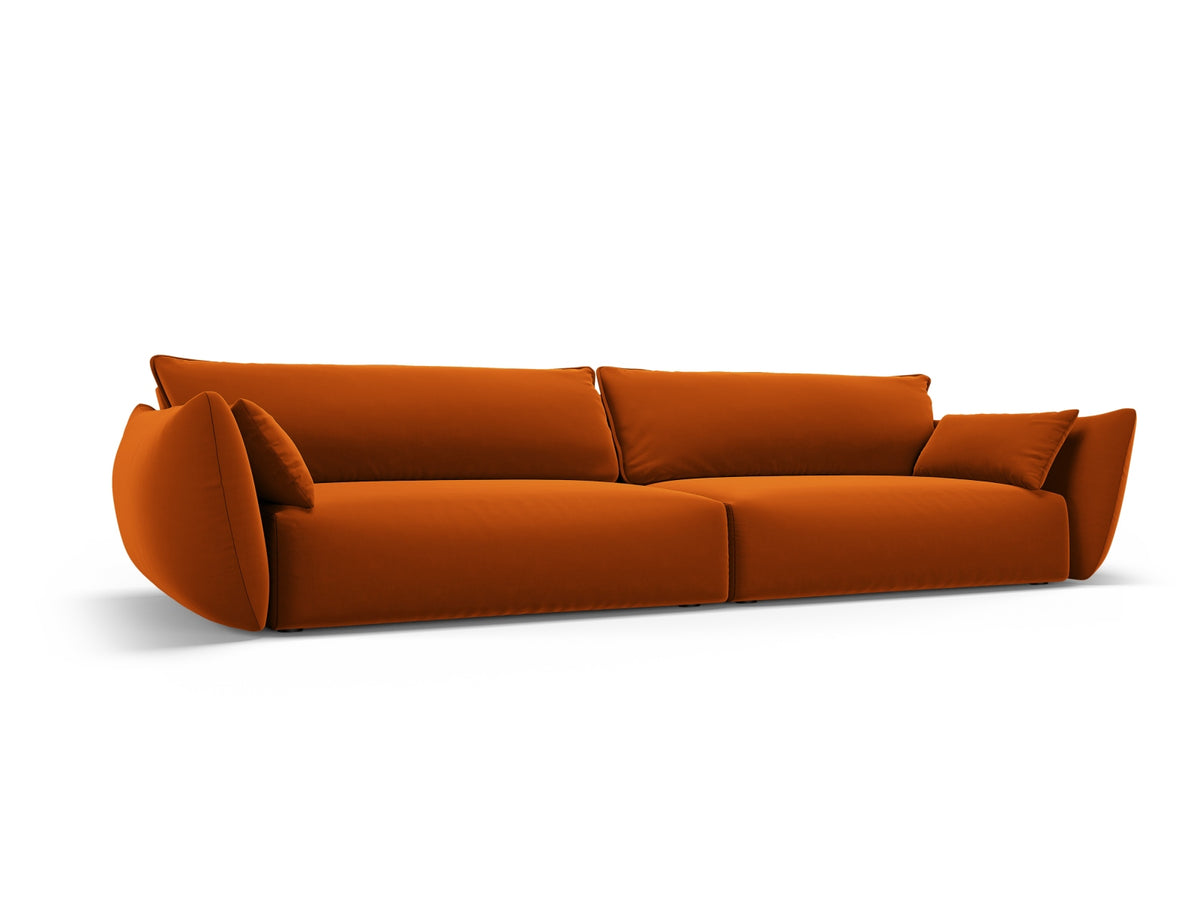 Sofa Matera, 4er Sofa mit Stoffbezug, geneigter Rückenlehne und schwarzen Kunststoffbeinen