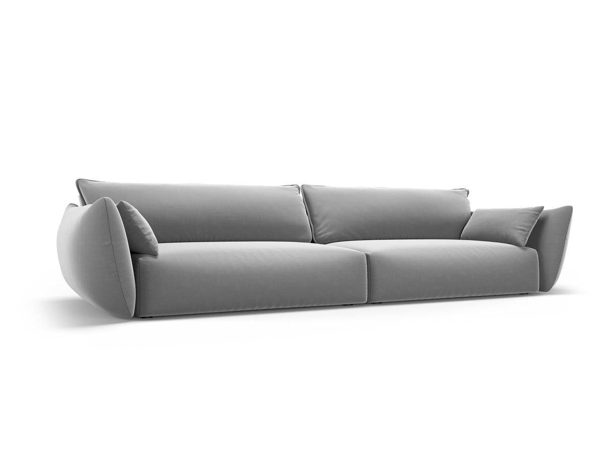 Sofa Matera, 4er Sofa mit Stoffbezug, geneigter Rückenlehne und schwarzen Kunststoffbeinen