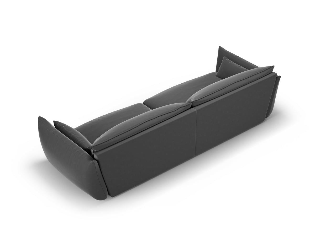 Sofa Matera, 4er Sofa mit Stoffbezug, geneigter Rückenlehne und schwarzen Kunststoffbeinen