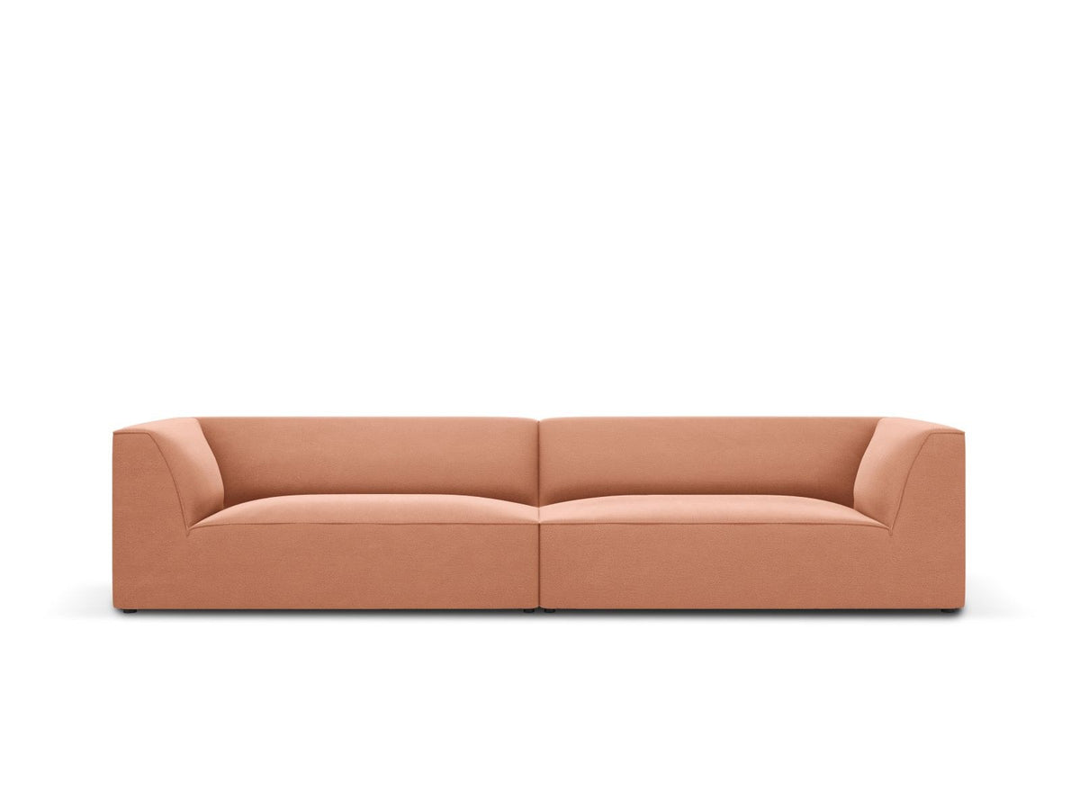 Beige-farbenes 4er Sofa Siena mit Samtbezug, schwarzen Kunststoffbeinen und gepolsterter Rückenlehne, Frontalansicht auf hellem Hintergrund.