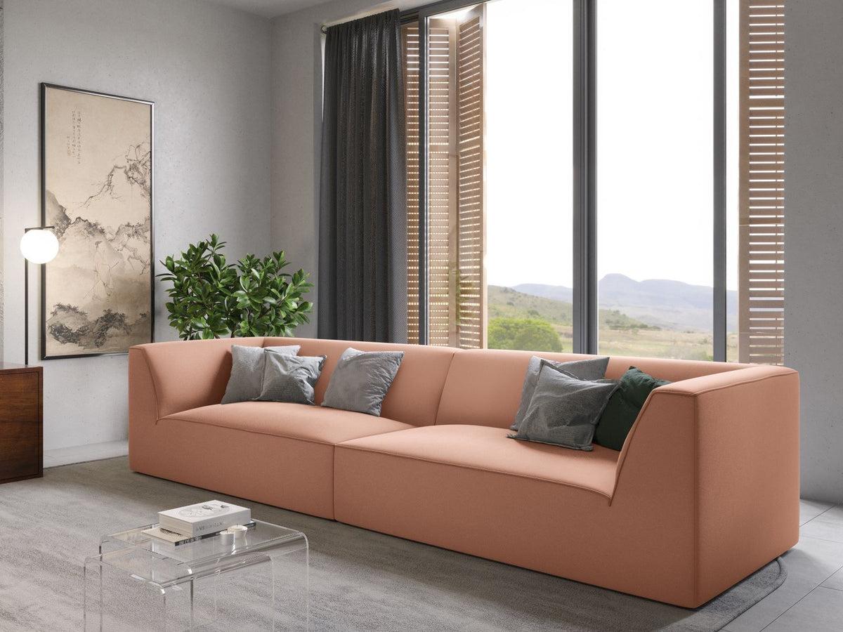 Beige-farbenes 4er Sofa Siena mit Samtbezug, schwarzen Kunststoffbeinen und gepolsterter Rückenlehne, Frontalansicht auf hellem Hintergrund.