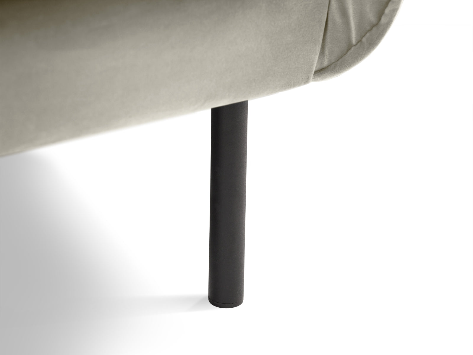 Luxuriöses 4-Sitzer Sofa aus weichem Velours, perfekt für entspannte Stunden. Modernes Design und pflegeleichte Oberfläche für Ihr stilvolles Zuhause.