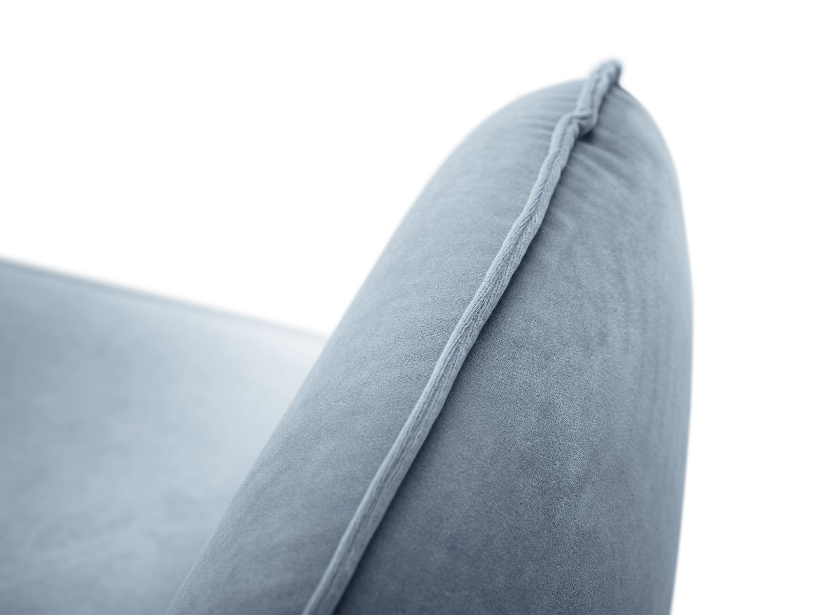 Elegantes 4-Sitzer Sofa aus hochwertigem Velours, ideal für stilvolle Wohnzimmer. Komfortabel und pflegeleicht für gesellige Abende.