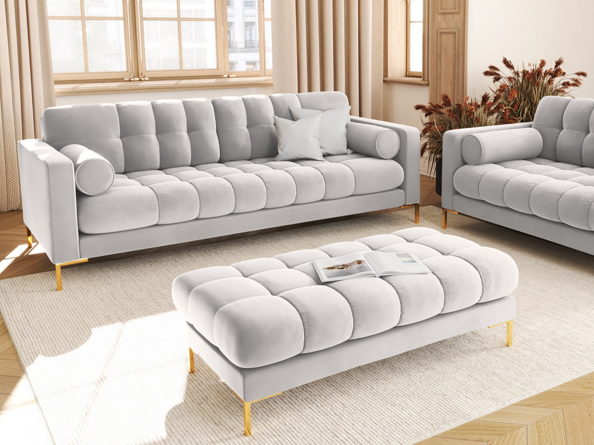 4er Sofa Bali von Cosmopolitan Design, gepolstert, mit Dekokissen auf schlanken Metallbeinen