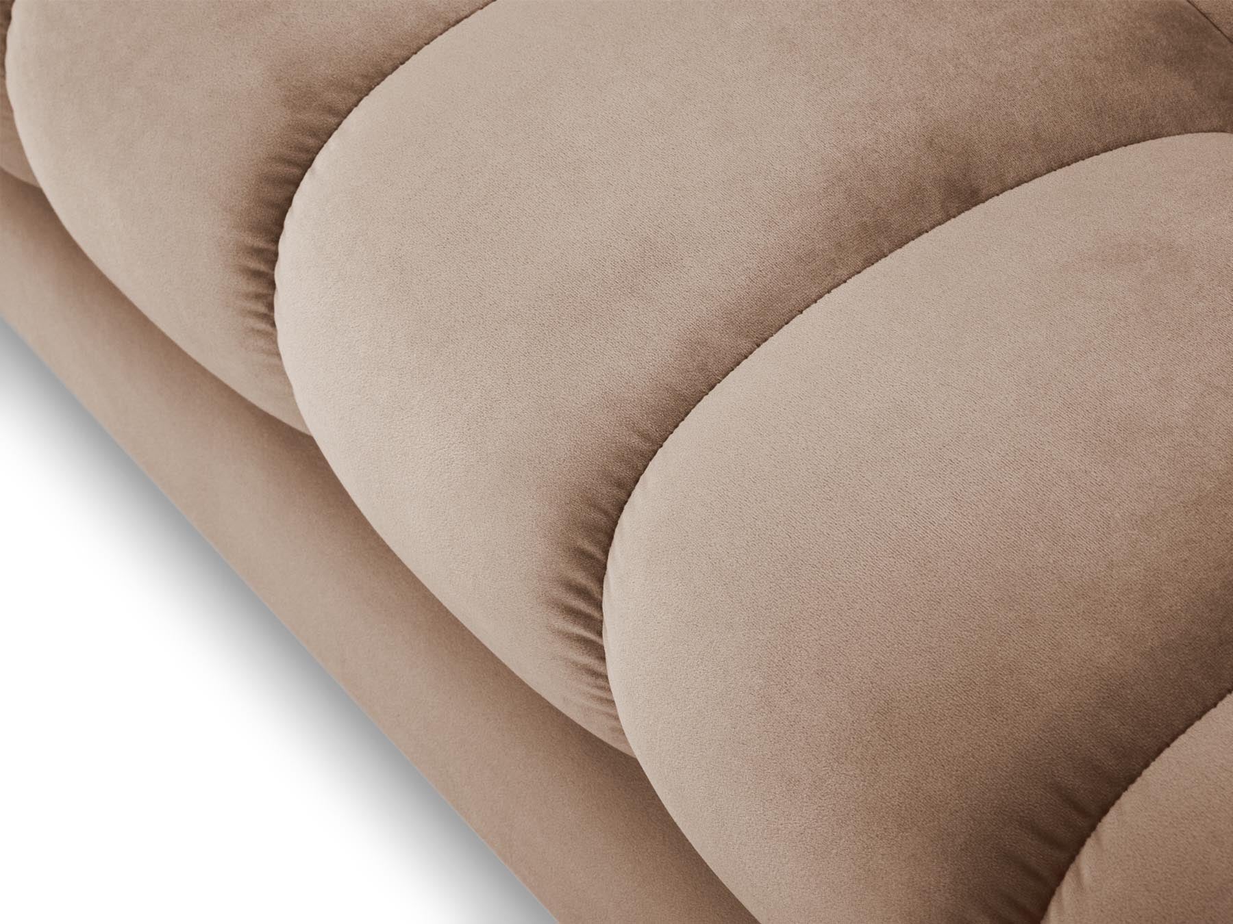 Elegantes 4-Sitzer Sofa Bali in warmen Beigetönen, ideal für stilvolle Wohnräume und entspannte Stunden von Cosmopolitan Design.