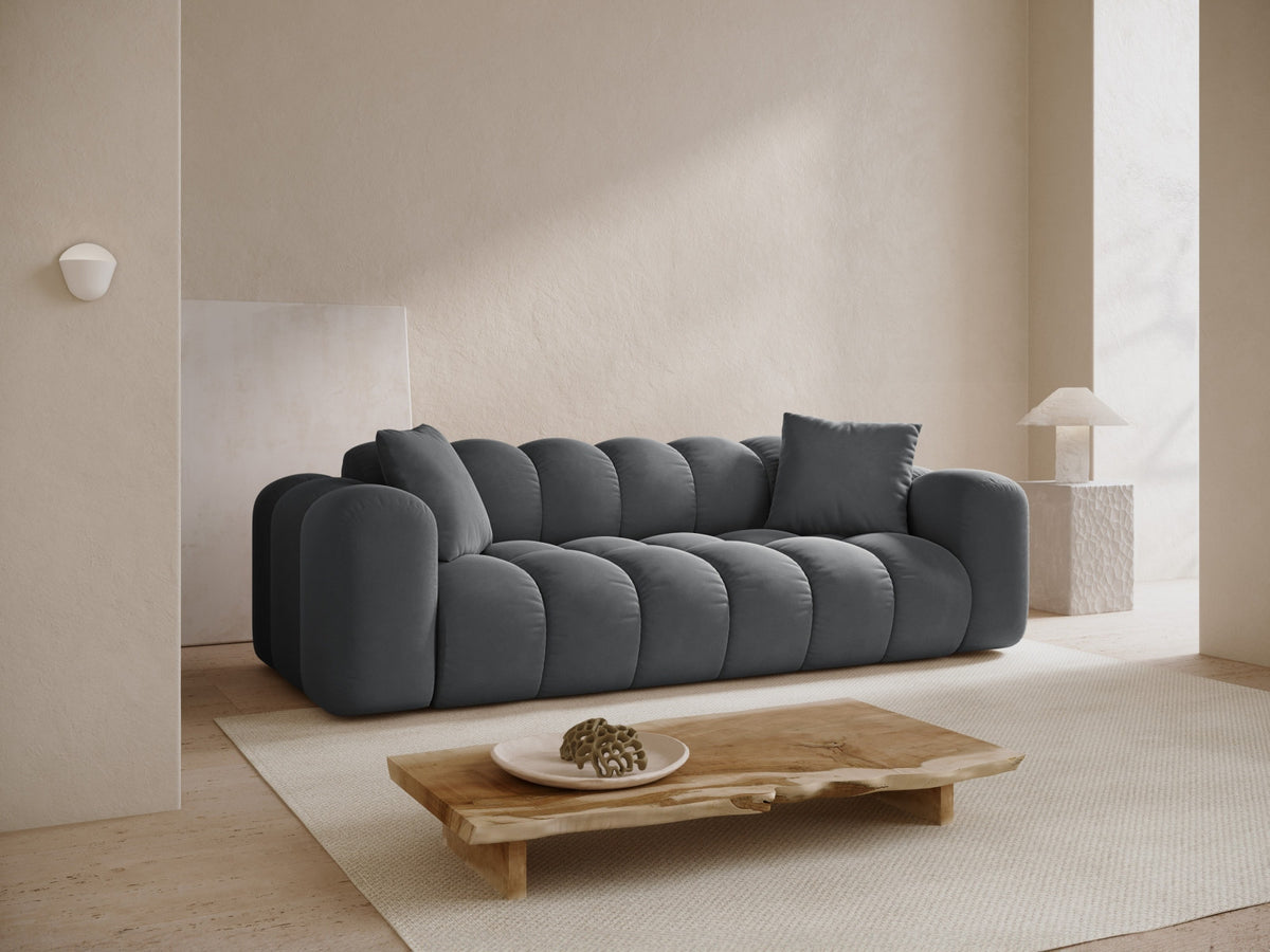 4er Sofa Treno mit gepolstertem Stoffbezug, niedriger Rückenlehne und schwarzen Beinen