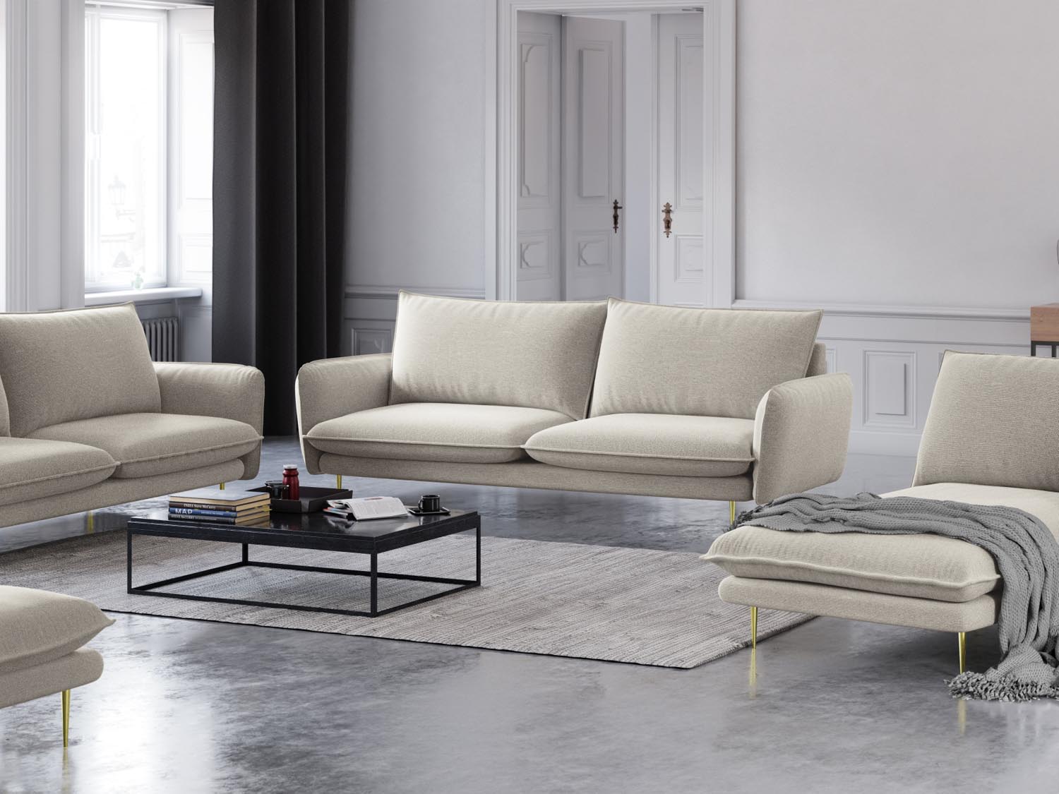 Elegantes Vienna Sofa in Light Beige mit goldenen Akzenten, ideal für stilvolle Wohnräume. Komfortables 4-Sitzer-Design von Cosmopolitan Design.