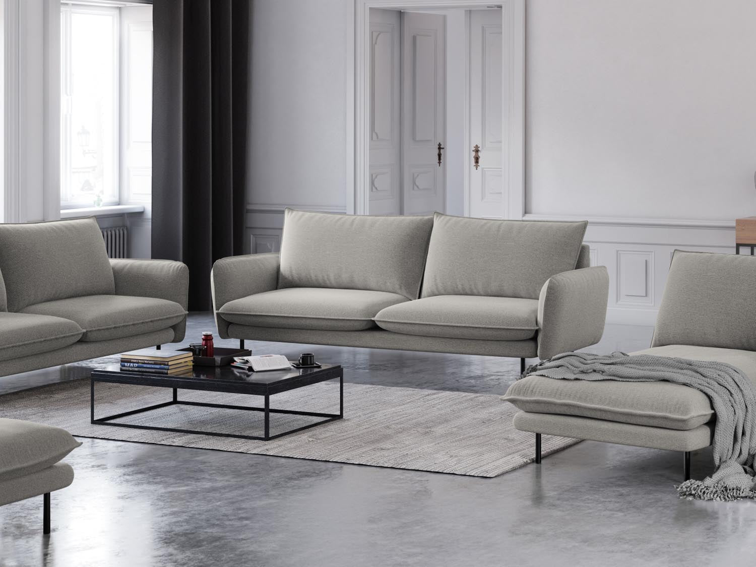 Elegantes 4-Sitzer Sofa "Vienna" in sanftem Hellgrau und Schwarz, ideal für stilvolle Wohnräume. Hochwertiges Design von Cosmopolitan.