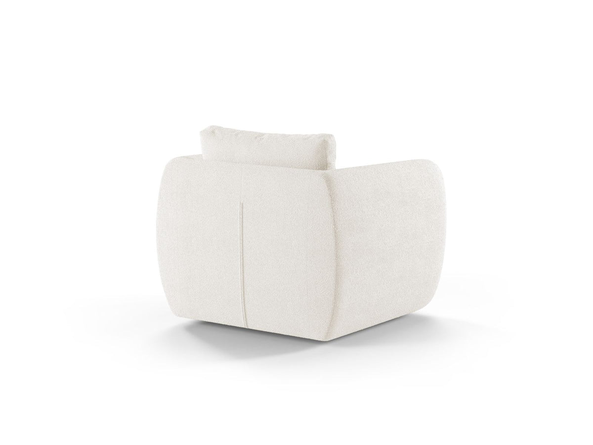 Bouclé-Sessel Nimes in White-Baloo von Cosmopolitan Design mit rundem Kiefernholzgestell und schlanken silberfarbenen Metallbeinen, frontal fotografiert.