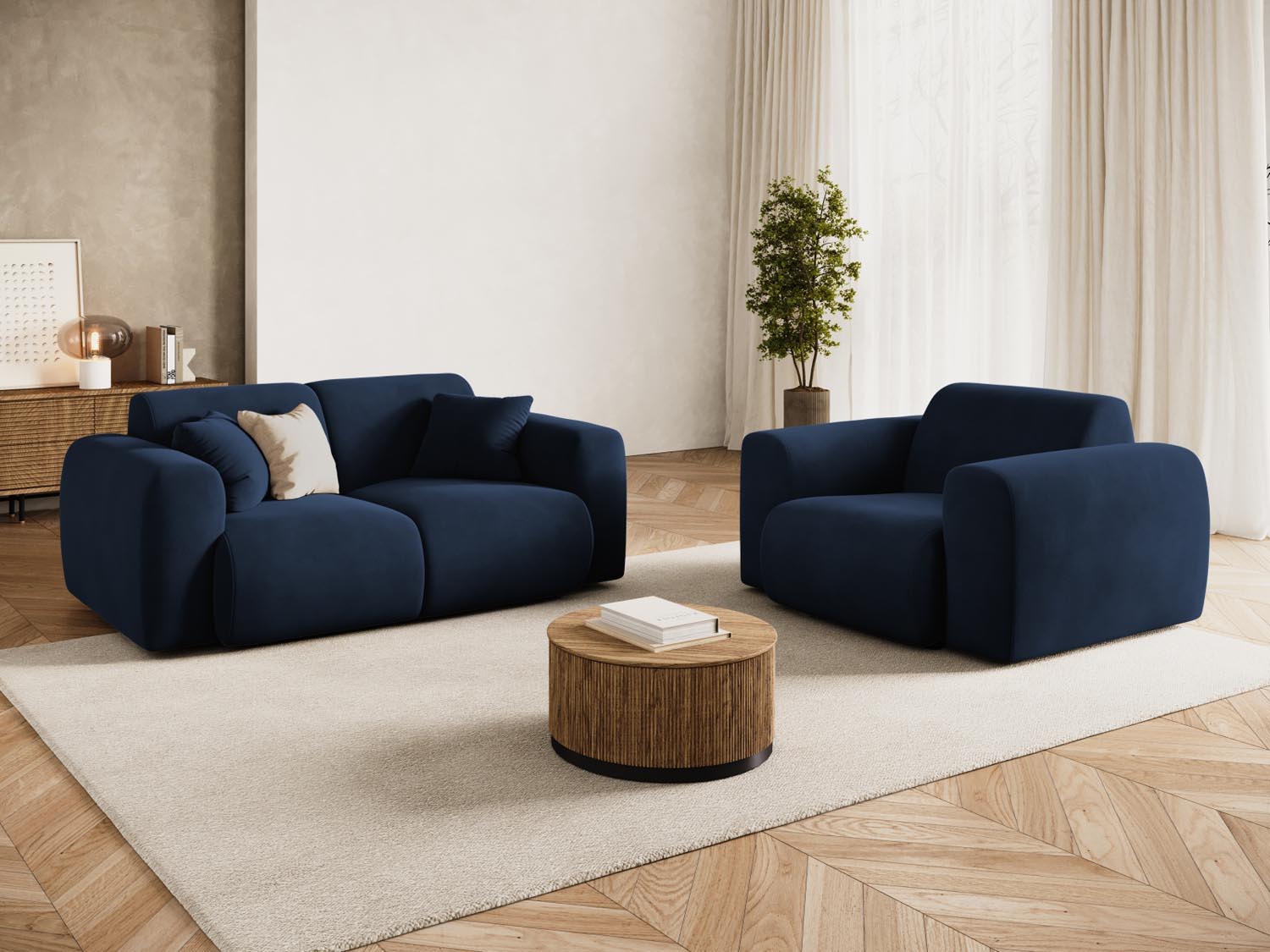 Eleganter Nolio Velour Sessel in Royal Blue, 95 cm, ideal für stilvolle Wohnräume, präsentiert von Cosmopolitan Design.