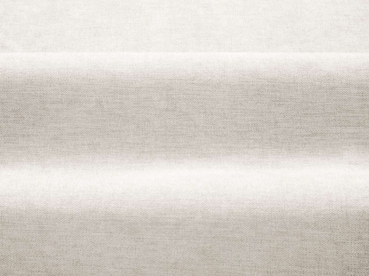 Nimes 1-Sitzer Sessel von Cosmopolitan Design in Ivory-Wind, Polsterstoff Wind mit Flor, Kiefernholzgestell und silberfarbenen Metallbeinen.