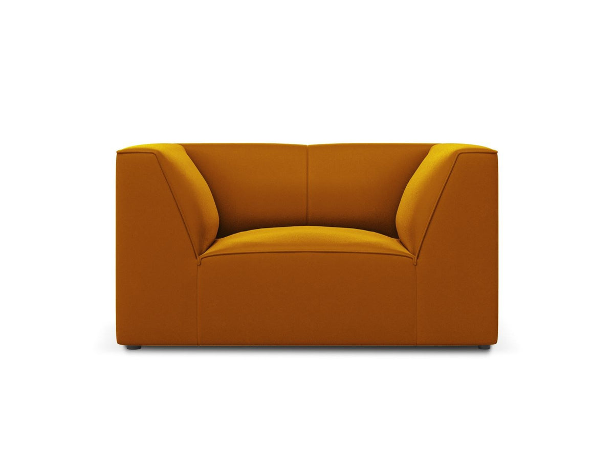 Beiger Samt-Sessel Siena von Cosmopolitan Design mit Massivholzrahmen, gepolsterter Sitzfläche und schwarzen Kunststoffbeinen.