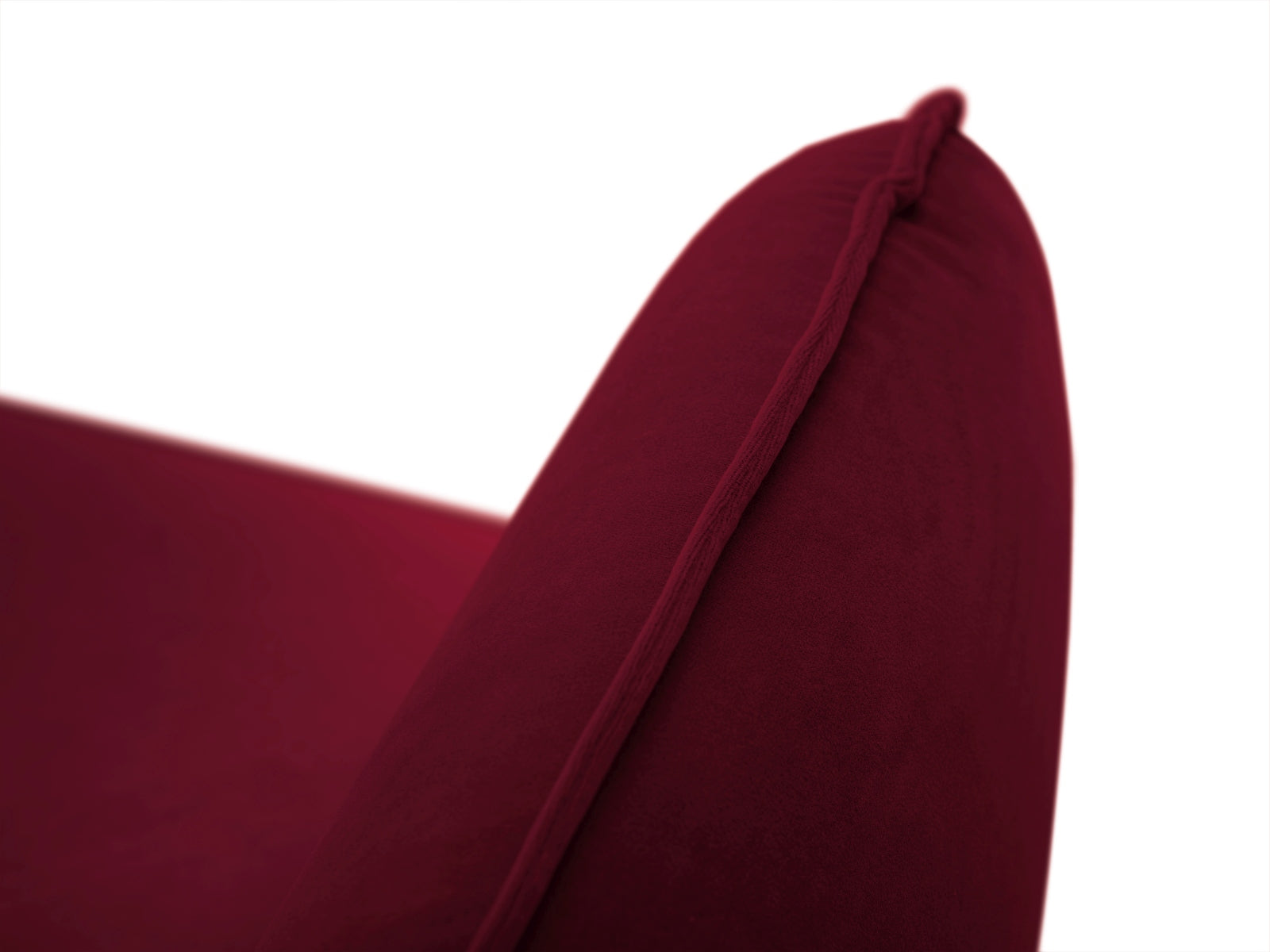 Erleben Sie den Vienna Velour Sessel 94cm von Cosmopolitan Design – ein luxuriöses Möbelstück, das Stil und Komfort in Ihr Zuhause bringt.