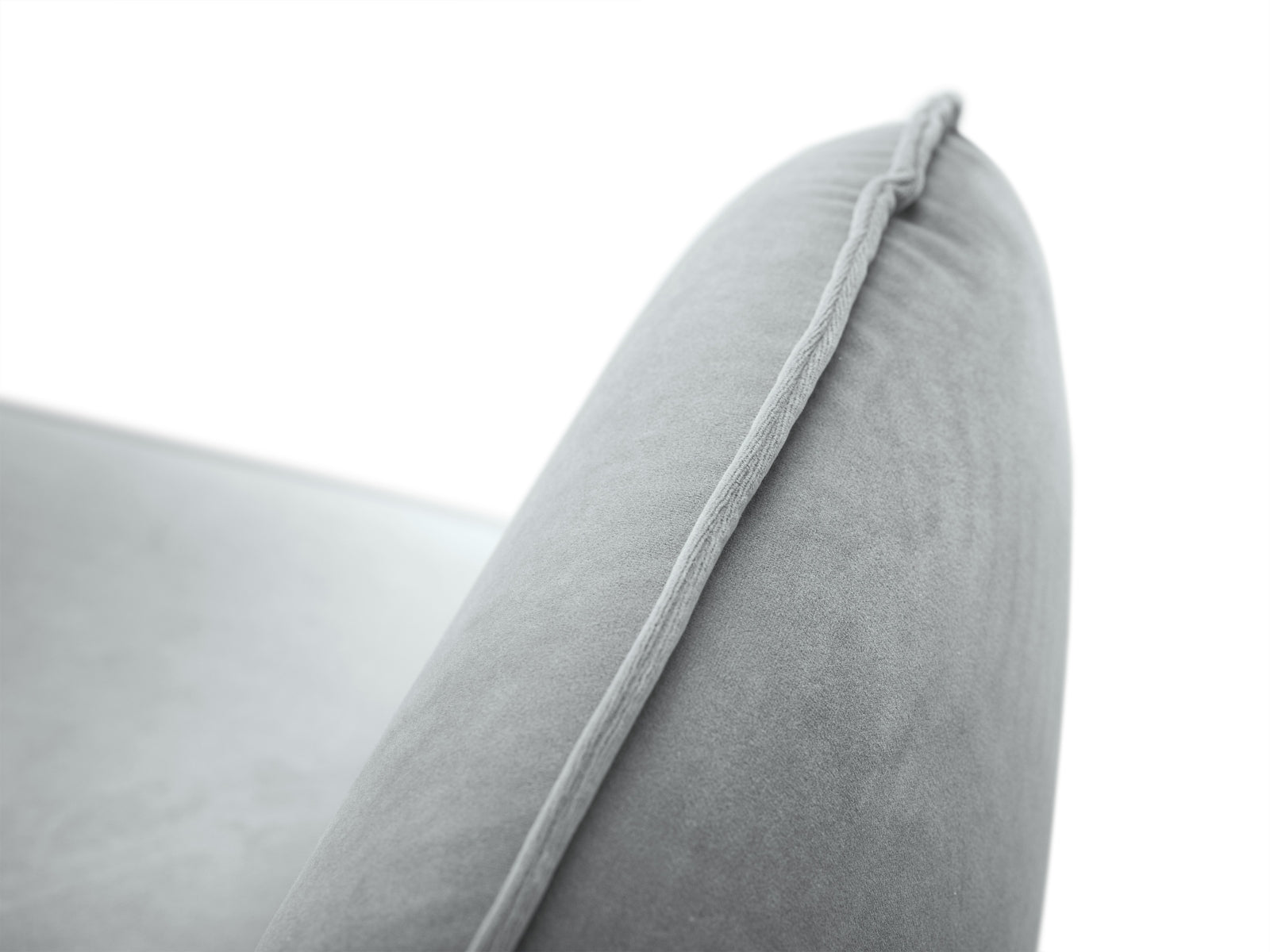 Erleben Sie den Vienna Velour Sessel 94cm von Cosmopolitan Design – ein luxuriöses Möbelstück, das Stil und Komfort in Ihr Zuhause bringt.