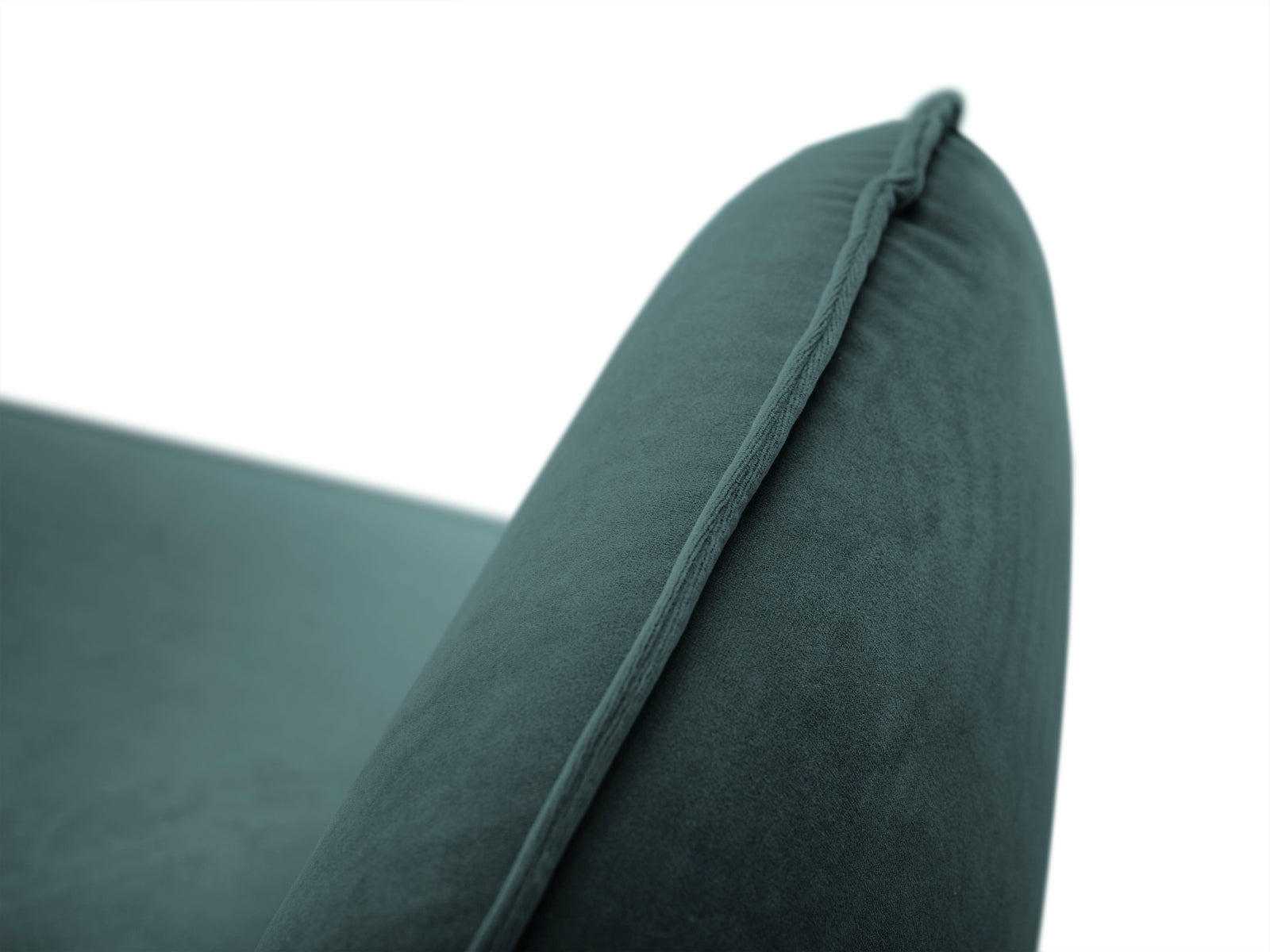 Erleben Sie den Vienna Velour Sessel 94cm von Cosmopolitan Design – ein luxuriöses Möbelstück, das Stil und Komfort in Ihr Zuhause bringt.