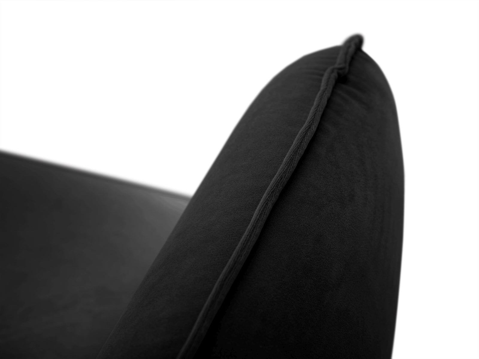 Erleben Sie den Vienna Velour Sessel 94cm von Cosmopolitan Design – ein luxuriöses Möbelstück, das Stil und Komfort in Ihr Zuhause bringt.
