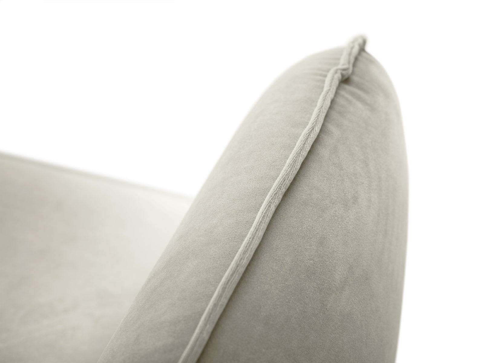Erleben Sie den Vienna Velour Sessel 94cm von Cosmopolitan Design – ein luxuriöses Möbelstück, das Stil und Komfort in Ihr Zuhause bringt.