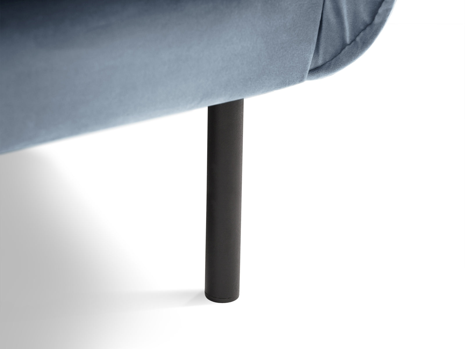 Genießen Sie den Vienna Velour Sessel 94cm von Cosmopolitan Design – ein elegantes, komfortables Möbelstück, das jeden Raum aufwertet.
