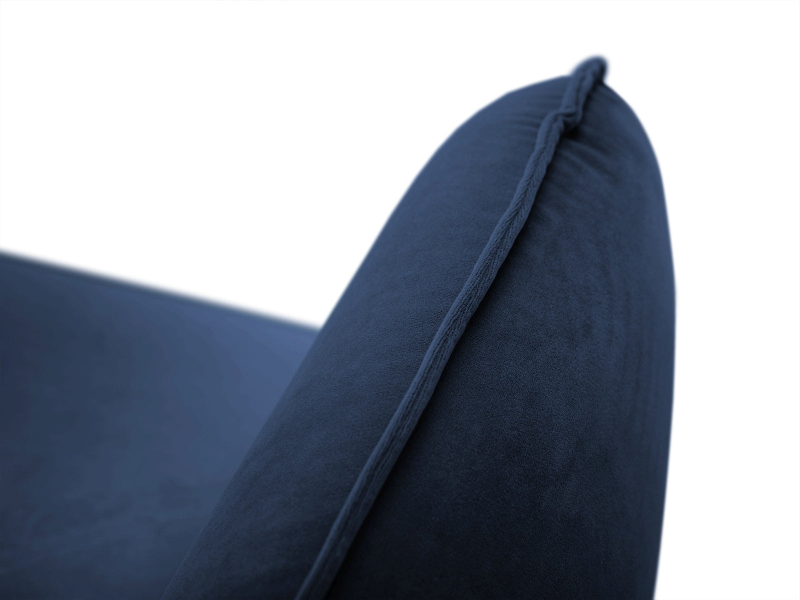 Erleben Sie den Vienna Velour Sessel 94cm von Cosmopolitan Design – ein luxuriöses Möbelstück, das Stil und Komfort in Ihr Zuhause bringt.