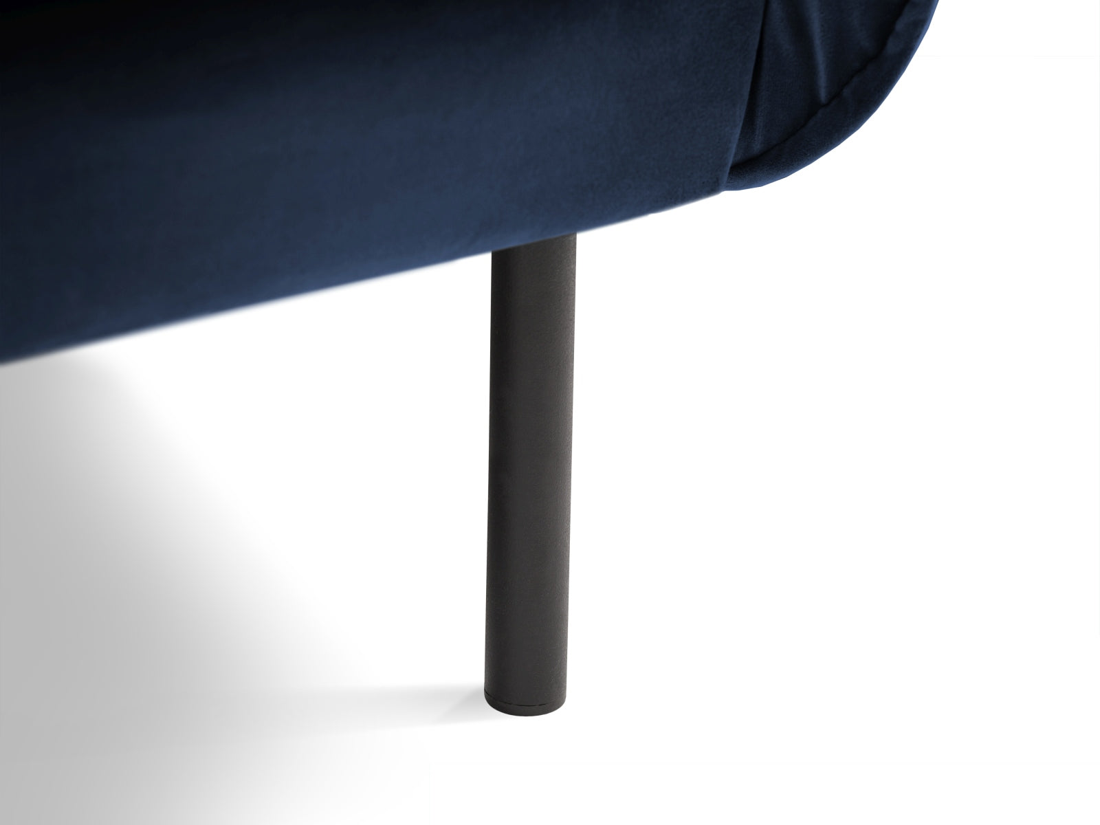 Genießen Sie den Vienna Velour Sessel 94cm von Cosmopolitan Design – ein elegantes, komfortables Möbelstück, das jeden Raum aufwertet.