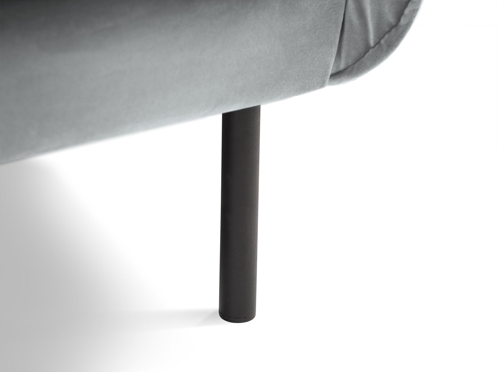 Genießen Sie den Vienna Velour Sessel 94cm von Cosmopolitan Design – ein elegantes, komfortables Möbelstück, das jeden Raum aufwertet.