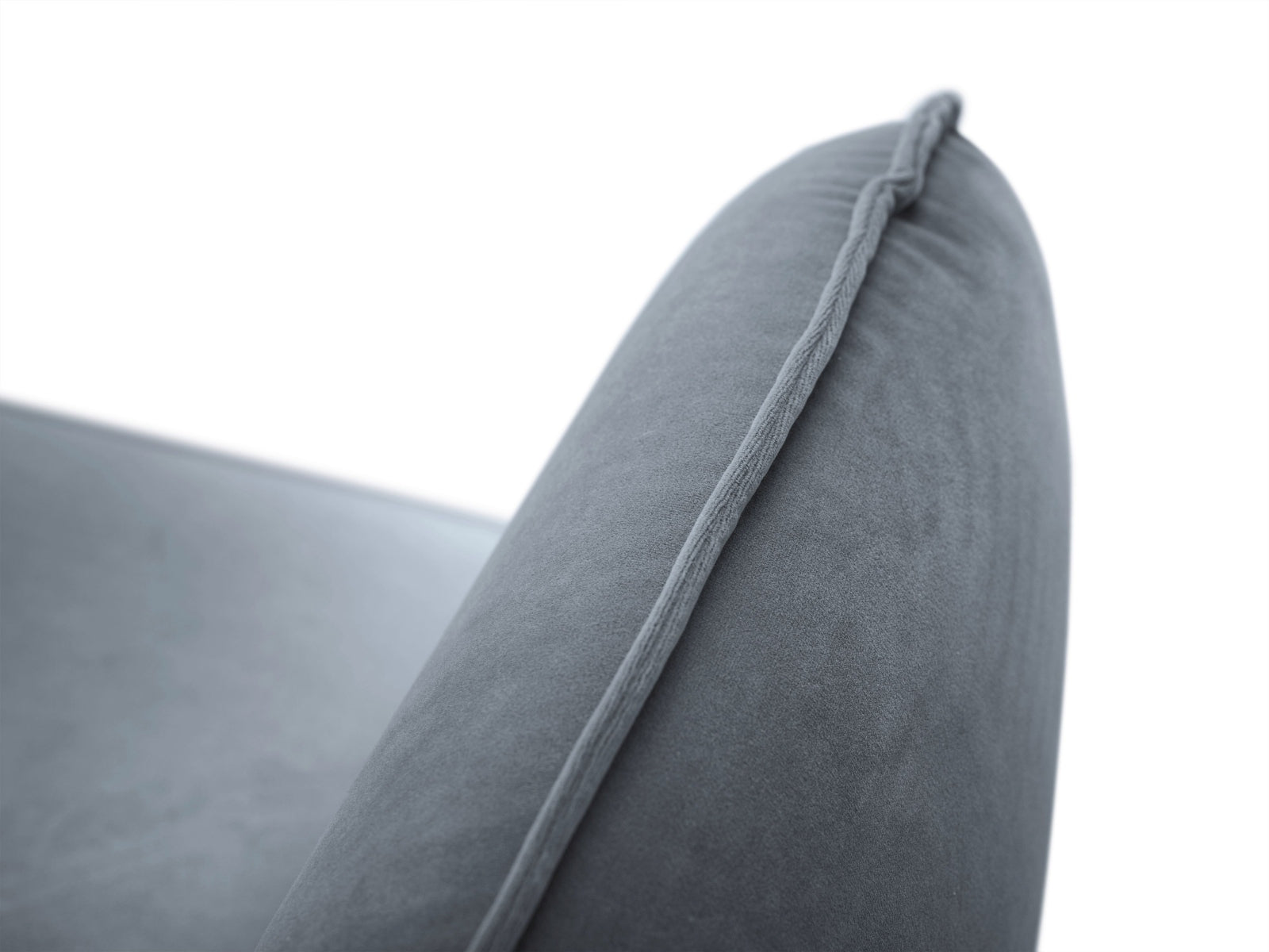 Erleben Sie den Vienna Velour Sessel 94cm von Cosmopolitan Design – ein luxuriöses Möbelstück, das Stil und Komfort in Ihr Zuhause bringt.