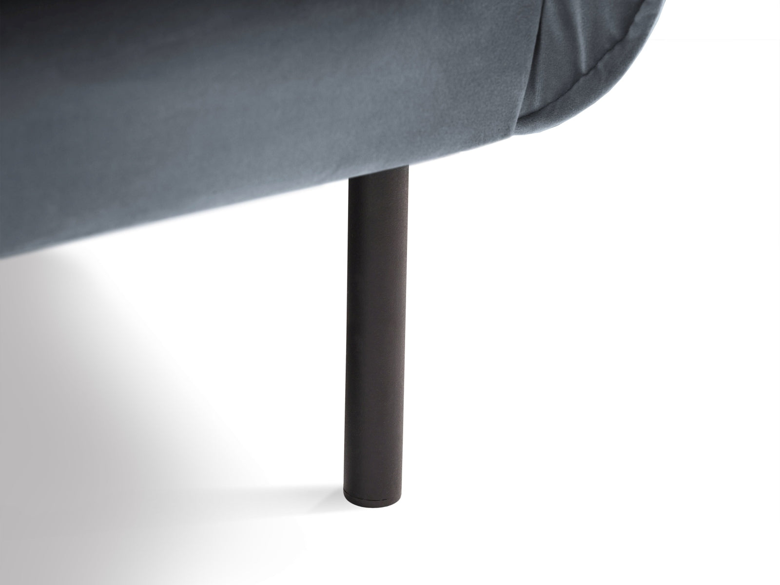 Genießen Sie den Vienna Velour Sessel 94cm von Cosmopolitan Design – ein elegantes, komfortables Möbelstück, das jeden Raum aufwertet.