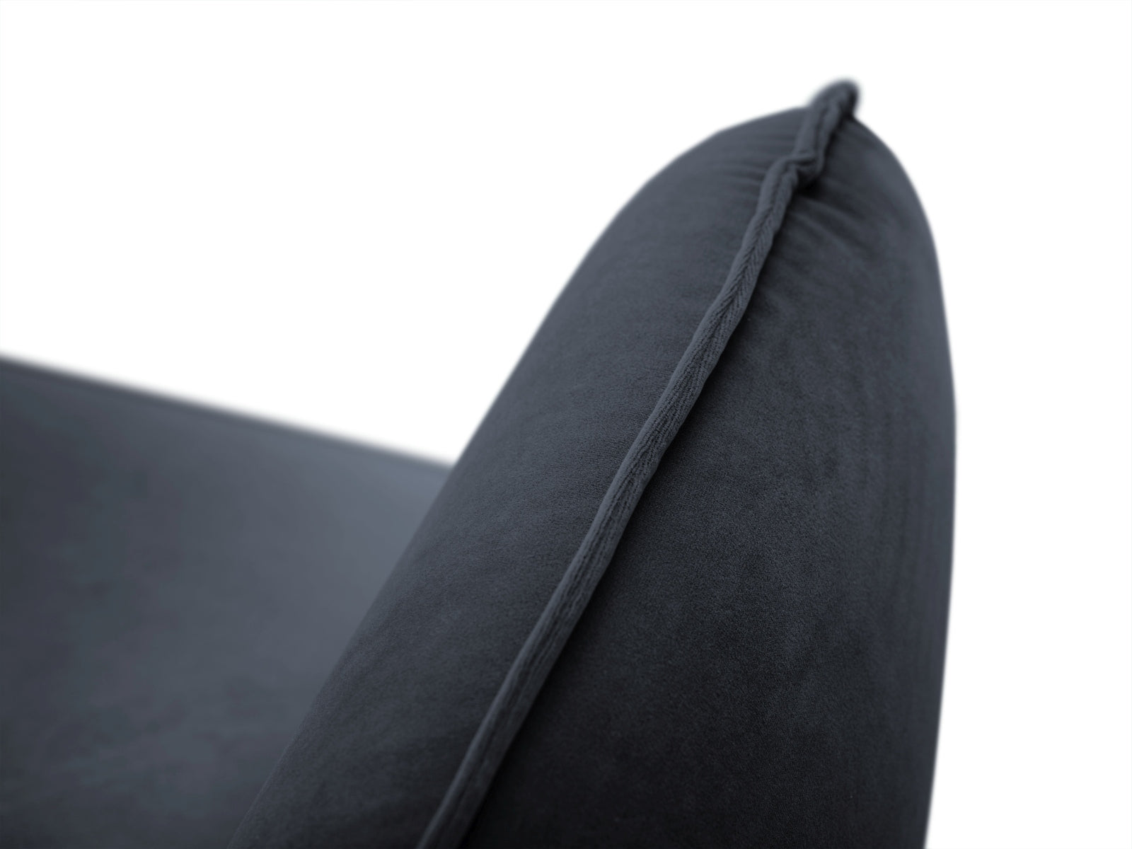 Erleben Sie den Vienna Velour Sessel 94cm von Cosmopolitan Design – ein luxuriöses Möbelstück, das Stil und Komfort in Ihr Zuhause bringt.
