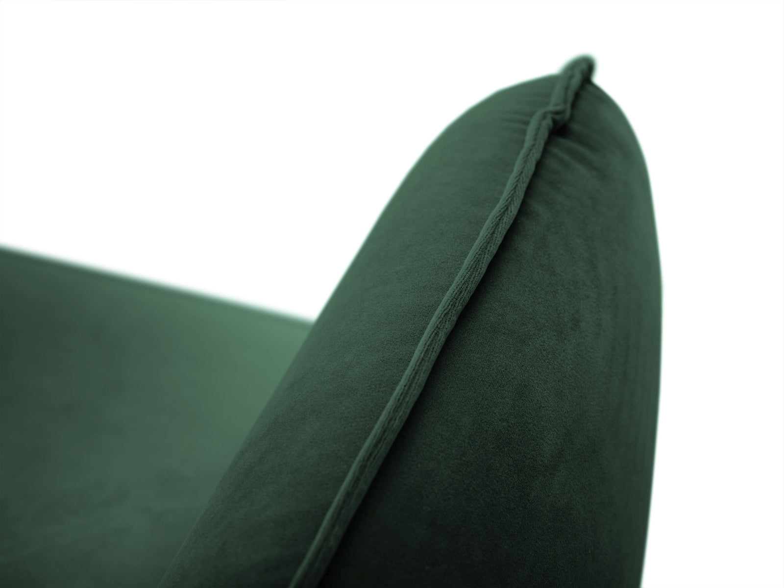 Erleben Sie den Vienna Velour Sessel 94cm von Cosmopolitan Design – ein luxuriöses Möbelstück, das Stil und Komfort in Ihr Zuhause bringt.